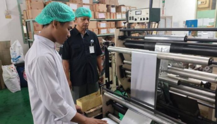 Peserta mengikuti pelatihan praktik di lingkungan industri manufaktur sebagai bagian dari Program On The Job Training (OJT) yang difasilitasi Pemerintah Kota Tangerang bekerja sama dengan PT Tomypak Makmur.