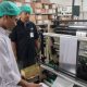 Peserta mengikuti pelatihan praktik di lingkungan industri manufaktur sebagai bagian dari Program On The Job Training (OJT) yang difasilitasi Pemerintah Kota Tangerang bekerja sama dengan PT Tomypak Makmur.