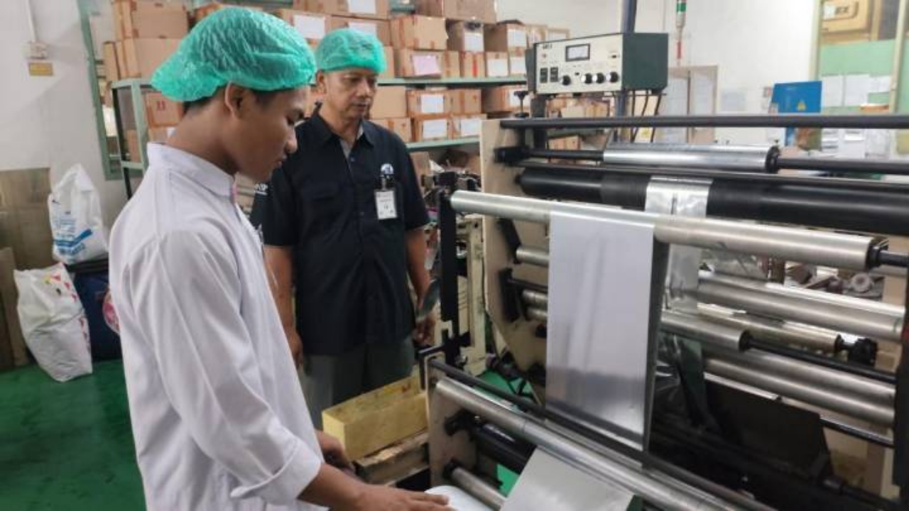 Peserta mengikuti pelatihan praktik di lingkungan industri manufaktur sebagai bagian dari Program On The Job Training (OJT) yang difasilitasi Pemerintah Kota Tangerang bekerja sama dengan PT Tomypak Makmur.