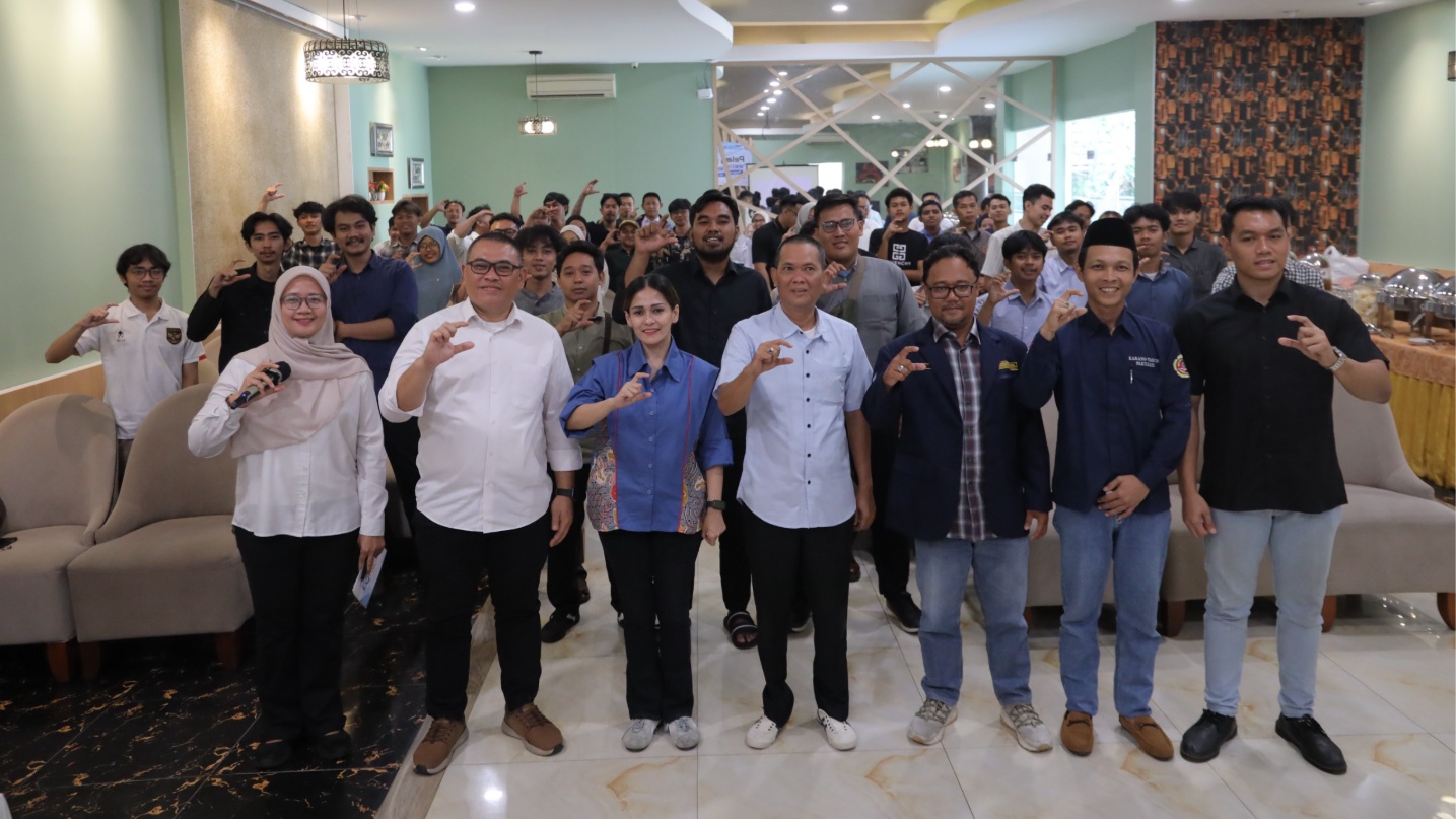 Peserta pelatihan produksi konten digital yang digelar Diskominfo Kota Tangerang Selatan mengikuti sesi materi tentang strategi membangun audiens dan monetisasi konten di Paku Jaya, Serpong Utara.