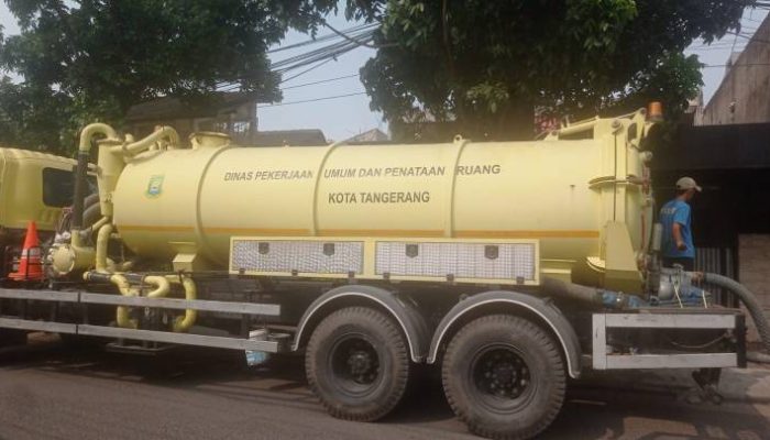 Petugas DPUPR Kota Tangerang melakukan penyedotan lumpur di saluran drainase Jalan AMD X, Kelurahan Kreo, Kecamatan Larangan, guna mencegah genangan dan menjaga kelancaran aliran air.