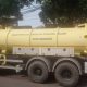 Petugas DPUPR Kota Tangerang melakukan penyedotan lumpur di saluran drainase Jalan AMD X, Kelurahan Kreo, Kecamatan Larangan, guna mencegah genangan dan menjaga kelancaran aliran air.