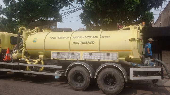 Petugas DPUPR Kota Tangerang melakukan penyedotan lumpur di saluran drainase Jalan AMD X, Kelurahan Kreo, Kecamatan Larangan, guna mencegah genangan dan menjaga kelancaran aliran air.