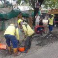 Petugas Dinas PUPR Kota Tangerang melakukan pengaspalan hotmix di Jalan Adam Malik, Kelurahan Cipadu Jaya, Kecamatan Larangan, untuk meningkatkan kualitas akses transportasi menuju Jakarta