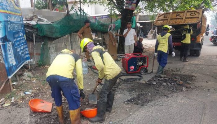 Petugas Dinas PUPR Kota Tangerang melakukan pengaspalan hotmix di Jalan Adam Malik, Kelurahan Cipadu Jaya, Kecamatan Larangan, untuk meningkatkan kualitas akses transportasi menuju Jakarta