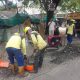 Petugas Dinas PUPR Kota Tangerang melakukan pengaspalan hotmix di Jalan Adam Malik, Kelurahan Cipadu Jaya, Kecamatan Larangan, untuk meningkatkan kualitas akses transportasi menuju Jakarta