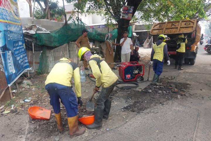 Petugas Dinas PUPR Kota Tangerang melakukan pengaspalan hotmix di Jalan Adam Malik, Kelurahan Cipadu Jaya, Kecamatan Larangan, untuk meningkatkan kualitas akses transportasi menuju Jakarta