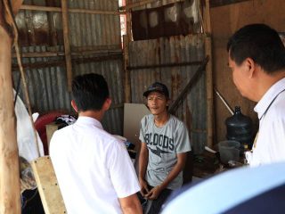 Petugas Pemkot Tangerang memasang papan penyegelan di lokasi TPS ilegal di Jalan Gembor Raya, Kelurahan Kunciran, Kecamatan Pinang, sebagai bentuk penegakan aturan pengelolaan sampah.