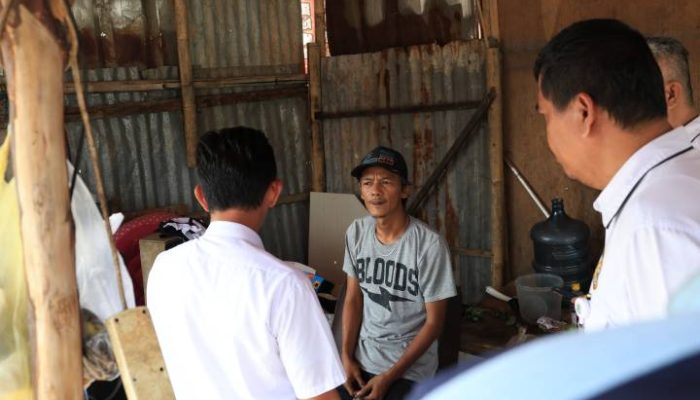 Petugas Pemkot Tangerang memasang papan penyegelan di lokasi TPS ilegal di Jalan Gembor Raya, Kelurahan Kunciran, Kecamatan Pinang, sebagai bentuk penegakan aturan pengelolaan sampah.