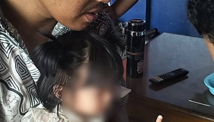 Petugas UPT Damkar dan Penyelamatan Ciledug saat mengevakuasi jari telunjuk balita yang terjepit benda berbahan seng dengan peralatan khusus.