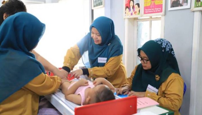 Petugas kesehatan melakukan pemantauan tumbuh kembang balita di salah satu posyandu di Kota Tangerang sebagai bagian dari program percepatan penurunan stunting.