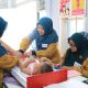 Petugas kesehatan melakukan pemantauan tumbuh kembang balita di salah satu posyandu di Kota Tangerang sebagai bagian dari program percepatan penurunan stunting.