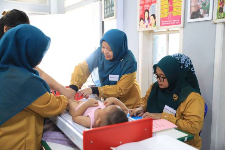 Petugas kesehatan melakukan pemantauan tumbuh kembang balita di salah satu posyandu di Kota Tangerang sebagai bagian dari program percepatan penurunan stunting.