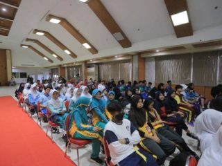Petugas kesehatan melakukan pemeriksaan kadar hemoglobin kepada remaja putri dalam Program Yuk Jaim sebagai upaya mencegah anemia dan menekan angka stunting di Kota Tangerang.