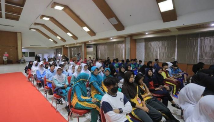 Petugas kesehatan melakukan pemeriksaan kadar hemoglobin kepada remaja putri dalam Program Yuk Jaim sebagai upaya mencegah anemia dan menekan angka stunting di Kota Tangerang.