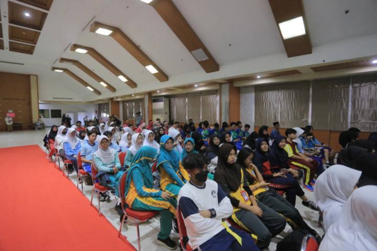 Petugas kesehatan melakukan pemeriksaan kadar hemoglobin kepada remaja putri dalam Program Yuk Jaim sebagai upaya mencegah anemia dan menekan angka stunting di Kota Tangerang.