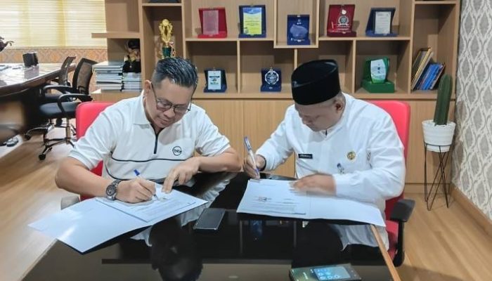 Petugas melakukan persiapan infrastruktur parkir digital di kawasan Stadion Benteng Reborn, Kota Tangerang. Sistem baru berbasis teknologi elektronik ditargetkan mulai beroperasi pada Juli 2026.