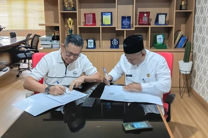 Petugas melakukan persiapan infrastruktur parkir digital di kawasan Stadion Benteng Reborn, Kota Tangerang. Sistem baru berbasis teknologi elektronik ditargetkan mulai beroperasi pada Juli 2026.