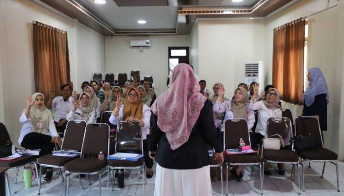 Petugas pelayanan publik dari berbagai OPD dan instansi mengikuti pelatihan bahasa isyarat yang digelar Dinsos Kota Tangerang untuk meningkatkan kualitas layanan bagi penyandang disabilitas.