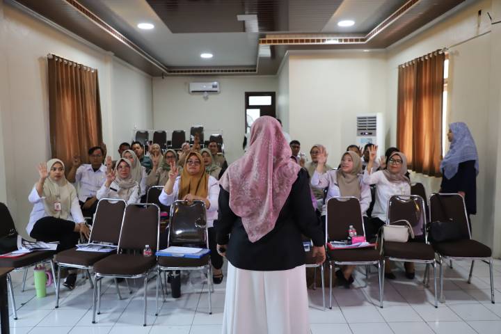 Petugas pelayanan publik dari berbagai OPD dan instansi mengikuti pelatihan bahasa isyarat yang digelar Dinsos Kota Tangerang untuk meningkatkan kualitas layanan bagi penyandang disabilitas.
