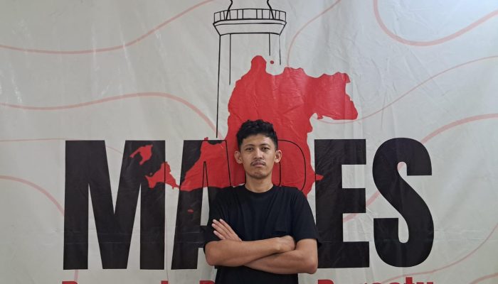 Presidium Nasional Pemuda Banten Bersatu, Teguh Pati Ajidarma, saat mengumumkan program 100 beasiswa kuliah gratis dan bantuan biaya hidup bagi mahasiswa asal Banten.