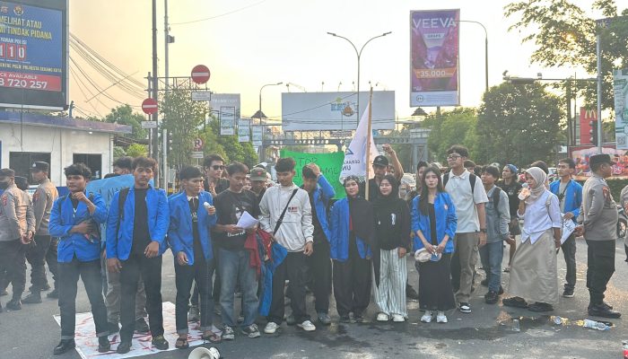 Puluhan mahasiswa Universitas Pamulang (UNPAM) Serang menggelar aksi unjuk rasa di kawasan Lampu Merah Ciceri, Kota Serang, menuntut evaluasi berbagai kebijakan pemerintah, mulai dari harga BBM, Program Makan Bergizi Gratis, hingga reforma agraria.