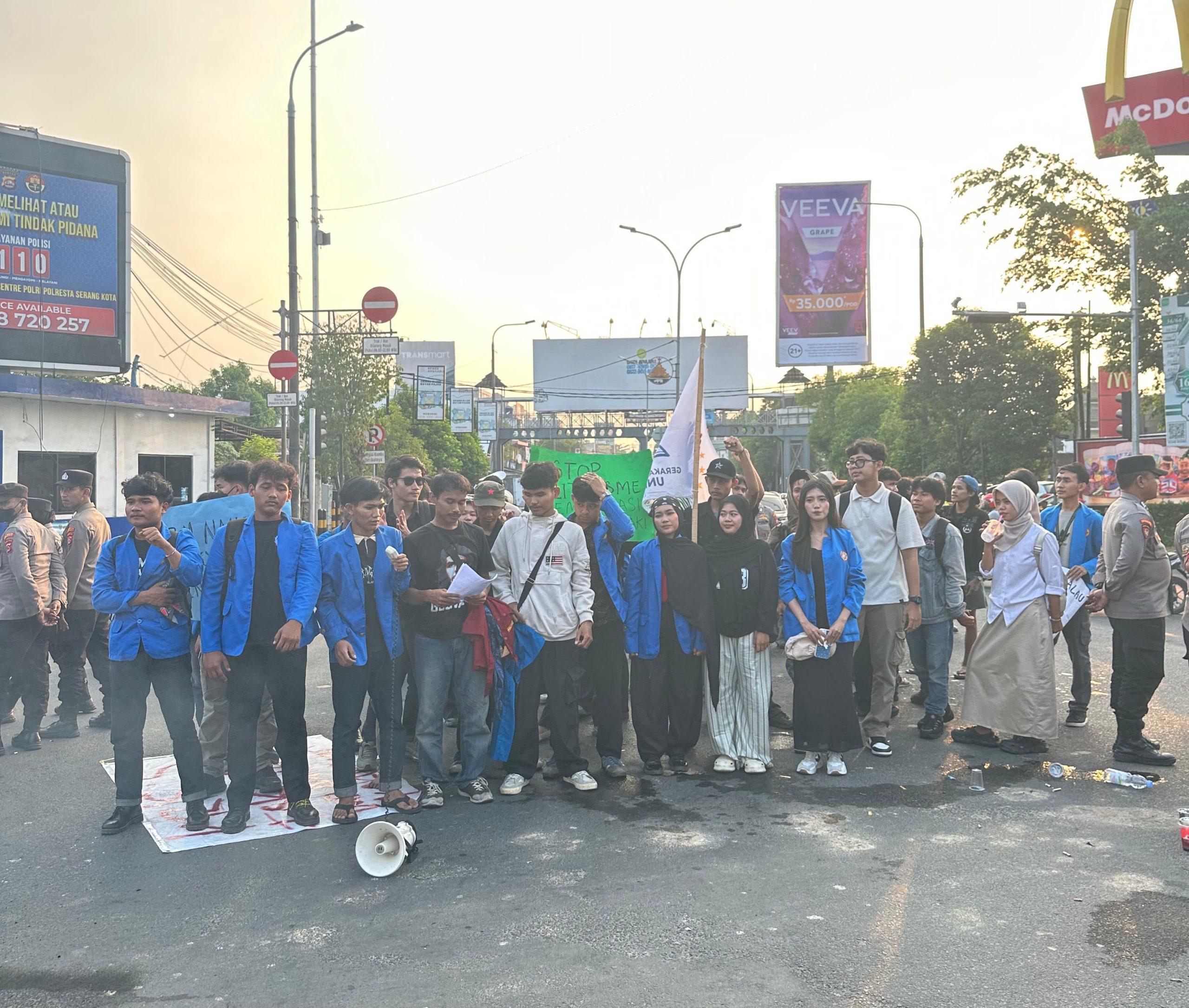 Puluhan mahasiswa Universitas Pamulang (UNPAM) Serang menggelar aksi unjuk rasa di kawasan Lampu Merah Ciceri, Kota Serang, menuntut evaluasi berbagai kebijakan pemerintah, mulai dari harga BBM, Program Makan Bergizi Gratis, hingga reforma agraria.
