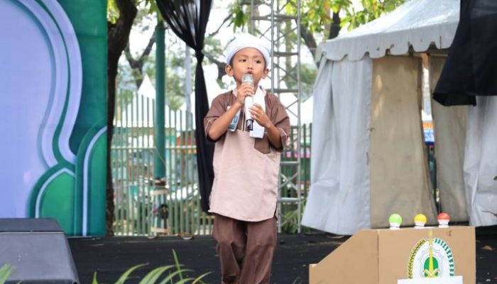 Puluhan peserta Lomba Dai Cilik tampil percaya diri menyampaikan dakwah dalam pembukaan Festival Al-A'zhom ke-13 di Masjid Raya Al-A'zhom, Kota Tangerang, Selasa (16/6/2026).