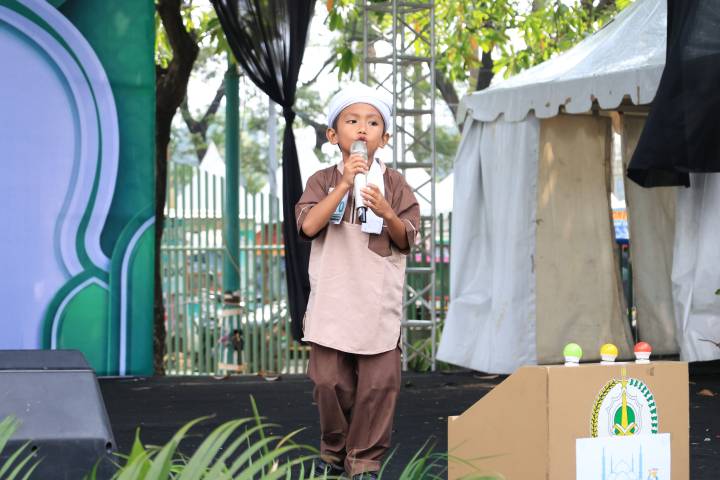 Puluhan peserta Lomba Dai Cilik tampil percaya diri menyampaikan dakwah dalam pembukaan Festival Al-A'zhom ke-13 di Masjid Raya Al-A'zhom, Kota Tangerang, Selasa (16/6/2026).