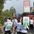 Relawan PT Chandra Asri Pacific Tbk bersama mahasiswa BEM UNTIRTA mengedukasi masyarakat tentang pentingnya memilah sampah saat kegiatan Operasi Semut Vol.12 di kawasan Car Free Day Alun-Alun Kota Serang.