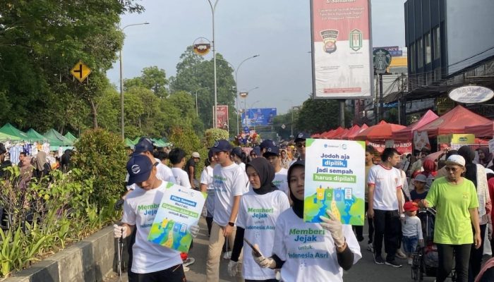 Relawan PT Chandra Asri Pacific Tbk bersama mahasiswa BEM UNTIRTA mengedukasi masyarakat tentang pentingnya memilah sampah saat kegiatan Operasi Semut Vol.12 di kawasan Car Free Day Alun-Alun Kota Serang.