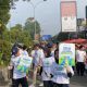 Relawan PT Chandra Asri Pacific Tbk bersama mahasiswa BEM UNTIRTA mengedukasi masyarakat tentang pentingnya memilah sampah saat kegiatan Operasi Semut Vol.12 di kawasan Car Free Day Alun-Alun Kota Serang.
