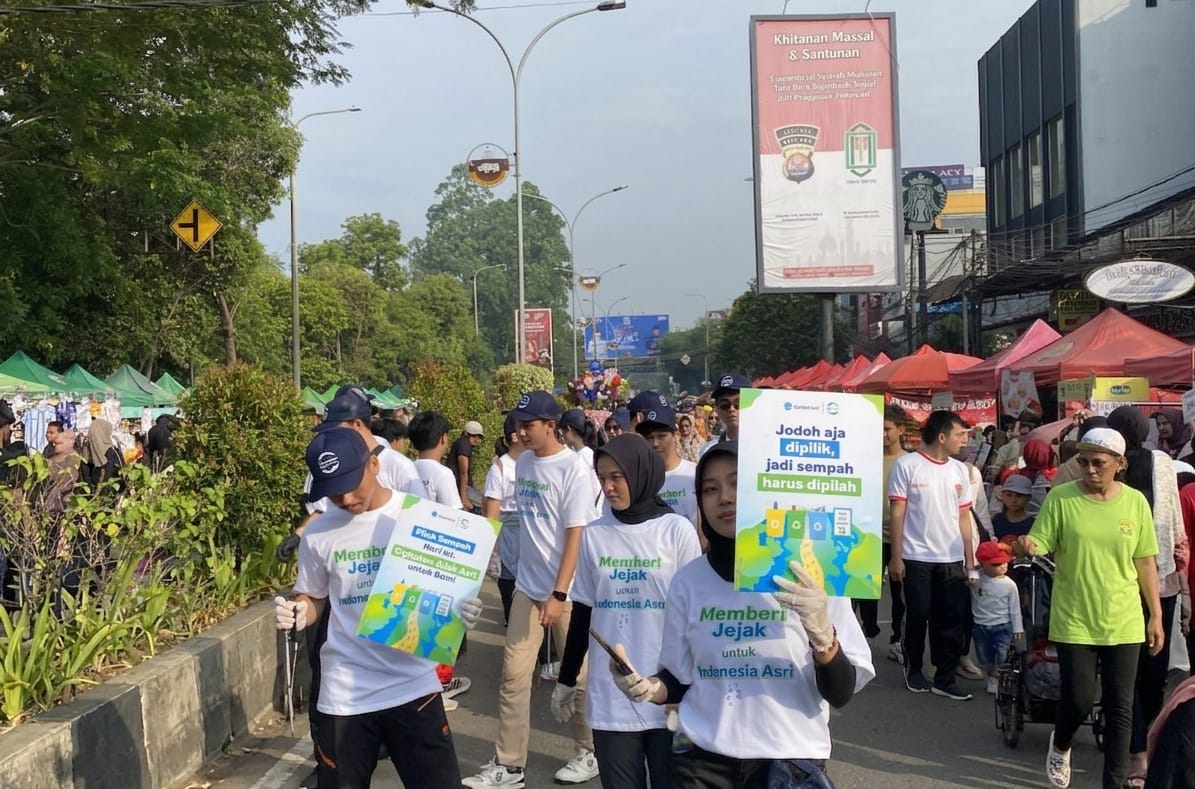 Relawan PT Chandra Asri Pacific Tbk bersama mahasiswa BEM UNTIRTA mengedukasi masyarakat tentang pentingnya memilah sampah saat kegiatan Operasi Semut Vol.12 di kawasan Car Free Day Alun-Alun Kota Serang.