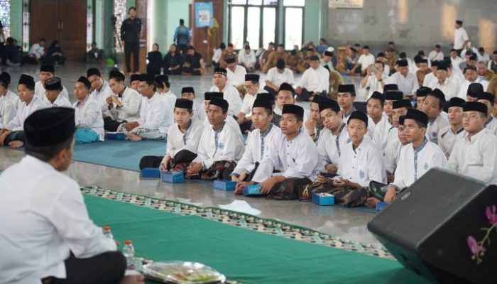Ribuan masyarakat menghadiri pembukaan Festival Al-A'zhom 2026 di pelataran Masjid Raya Al-A'zhom, Kota Tangerang, yang diramaikan kegiatan keagamaan dan bazar UMKM.