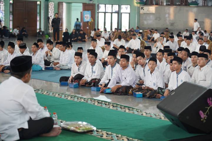 Ribuan masyarakat menghadiri pembukaan Festival Al-A'zhom 2026 di pelataran Masjid Raya Al-A'zhom, Kota Tangerang, yang diramaikan kegiatan keagamaan dan bazar UMKM.