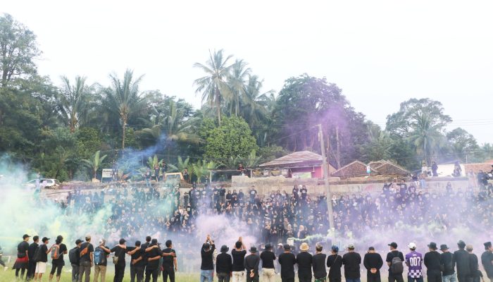 Ribuan warga mengikuti gladi bersih Festival Ciomas Ngabring 2026 di Jalan Ciomas-Mandalawangi hingga Lapangan Desa Citaman, Kabupaten Serang, dengan penampilan Tari Silat Kolosal dan pelepasan lampion.