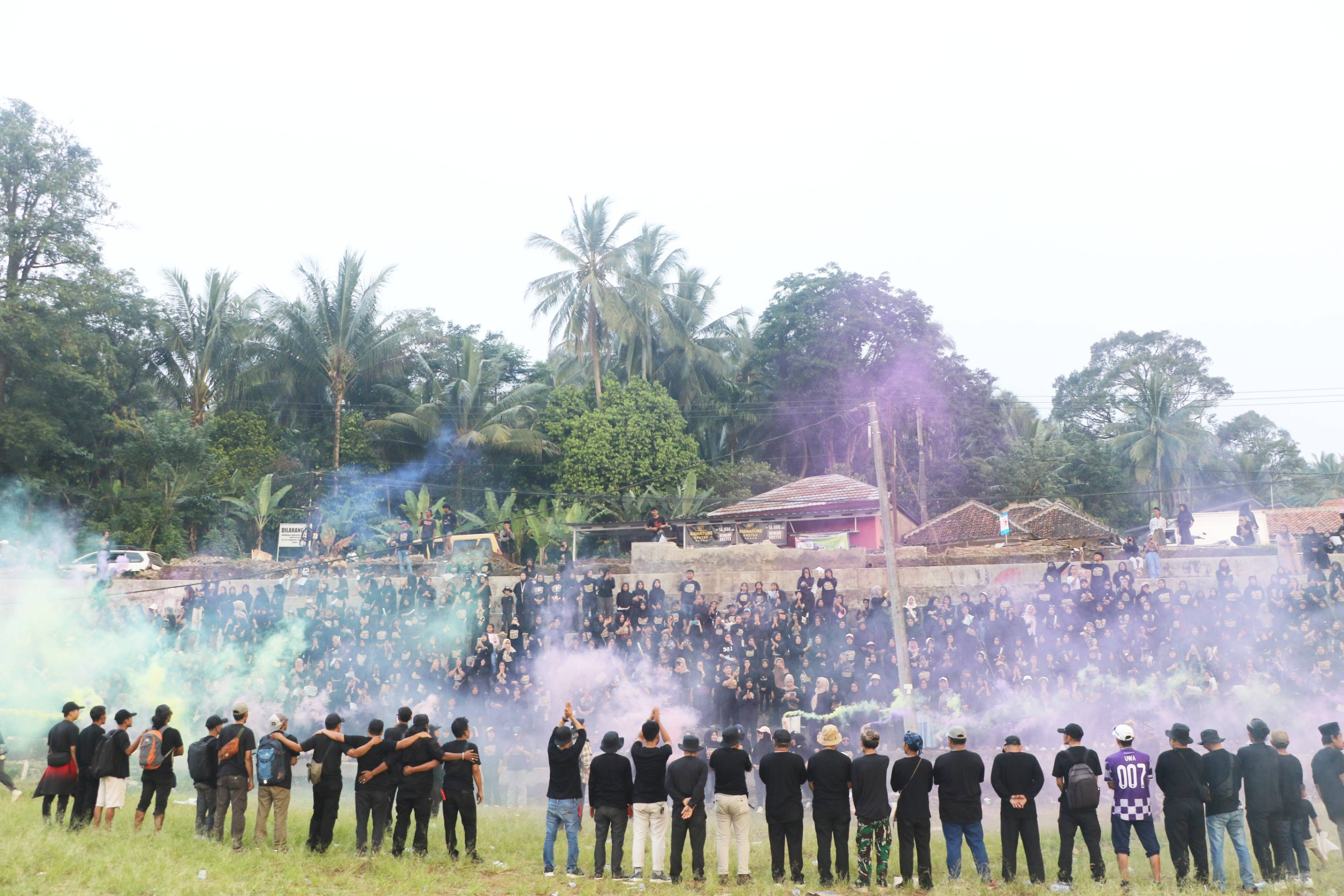 Ribuan warga mengikuti gladi bersih Festival Ciomas Ngabring 2026 di Jalan Ciomas-Mandalawangi hingga Lapangan Desa Citaman, Kabupaten Serang, dengan penampilan Tari Silat Kolosal dan pelepasan lampion.
