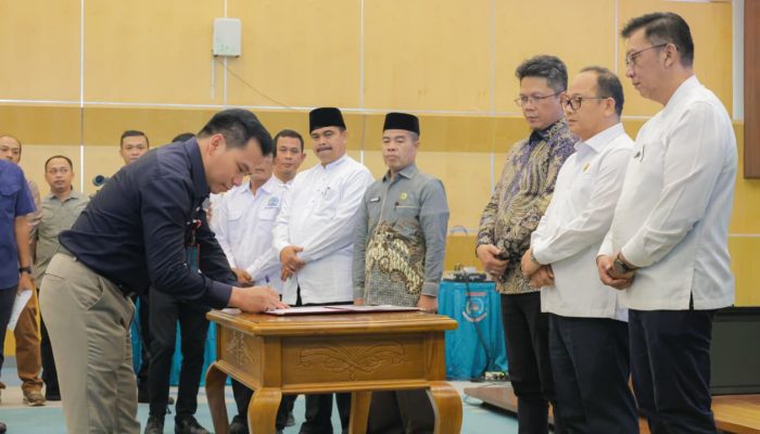 Sekretaris Daerah Kota Tangerang Selatan Bambang Noertjahjo bersama para pemangku kepentingan menandatangani Pakta Integritas SPMB Tahun Ajaran 2026/2027 sebagai bentuk komitmen menciptakan proses penerimaan murid baru yang transparan, adil, dan akuntabel.
