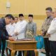Sekretaris Daerah Kota Tangerang Selatan Bambang Noertjahjo bersama para pemangku kepentingan menandatangani Pakta Integritas SPMB Tahun Ajaran 2026/2027 sebagai bentuk komitmen menciptakan proses penerimaan murid baru yang transparan, adil, dan akuntabel.