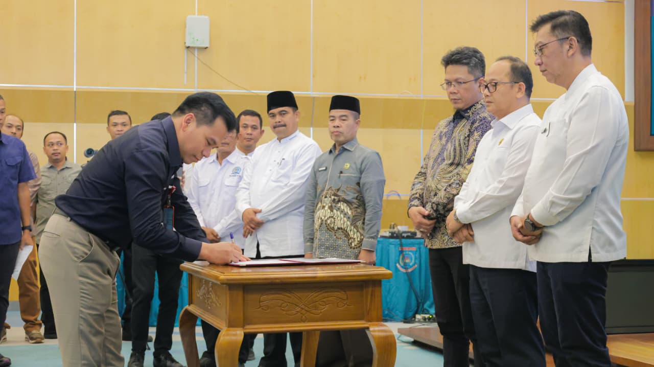 Sekretaris Daerah Kota Tangerang Selatan Bambang Noertjahjo bersama para pemangku kepentingan menandatangani Pakta Integritas SPMB Tahun Ajaran 2026/2027 sebagai bentuk komitmen menciptakan proses penerimaan murid baru yang transparan, adil, dan akuntabel.