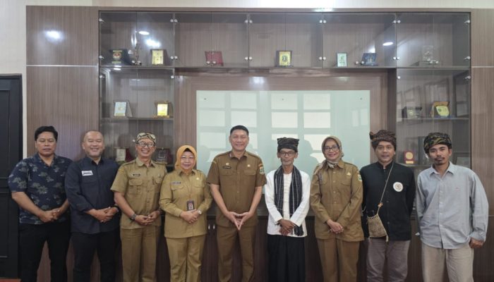 Sekretaris Daerah Provinsi Banten bersama perwakilan Kasepuhan Cisungsang saat rapat koordinasi persiapan Seren Taun 2026 di Gedung Sekretariat Daerah Provinsi Banten, Kota Serang.