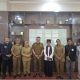 Sekretaris Daerah Provinsi Banten bersama perwakilan Kasepuhan Cisungsang saat rapat koordinasi persiapan Seren Taun 2026 di Gedung Sekretariat Daerah Provinsi Banten, Kota Serang.