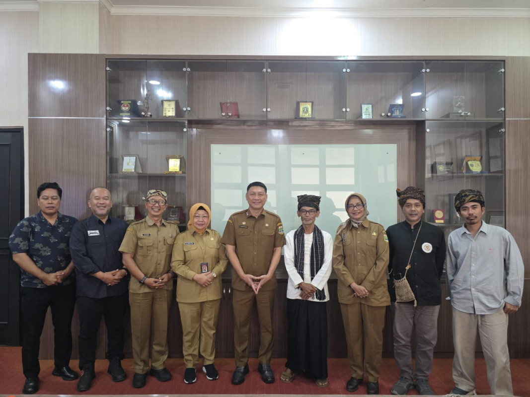Sekretaris Daerah Provinsi Banten bersama perwakilan Kasepuhan Cisungsang saat rapat koordinasi persiapan Seren Taun 2026 di Gedung Sekretariat Daerah Provinsi Banten, Kota Serang.