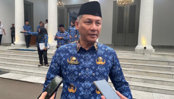 Sekretaris Daerah Provinsi Banten Deden Apriandhi memimpin rapat persiapan seleksi direksi dan komisaris tiga BUMD di KP3B Kota Serang. Pemprov Banten menargetkan proses rekrutmen selesai pada Juli 2026.