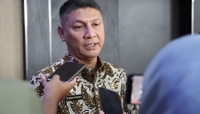 Sekretaris Daerah Provinsi Banten Deden Apriandi mengajak para ASN mengambil rapor anak secara langsung sebagai bentuk penguatan peran ayah dalam pendidikan dan pengasuhan keluarga.