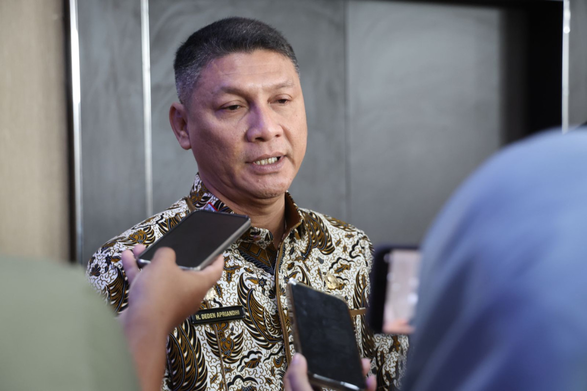 Sekretaris Daerah Provinsi Banten Deden Apriandi mengajak para ASN mengambil rapor anak secara langsung sebagai bentuk penguatan peran ayah dalam pendidikan dan pengasuhan keluarga.
