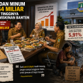 Seorang warga di Kabupaten Pandeglang mendorong gerobak berisi barang bekas saat mencari nafkah. Potret ini menggambarkan kondisi masyarakat yang masih berjuang memenuhi kebutuhan hidup di tengah sorotan terhadap besarnya anggaran makan dan minum dalam APBD Banten 2026.