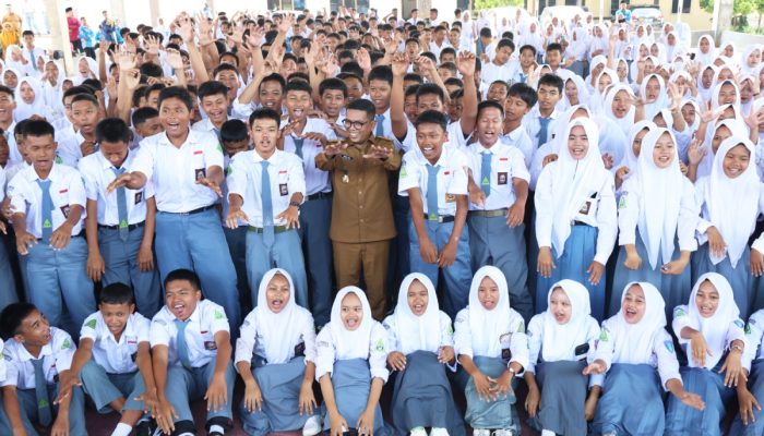 Siswa SMA di Provinsi Banten mengikuti kegiatan belajar mengajar setelah Program Sekolah Gratis resmi berjalan dan memperluas akses pendidikan di sekolah swasta.
