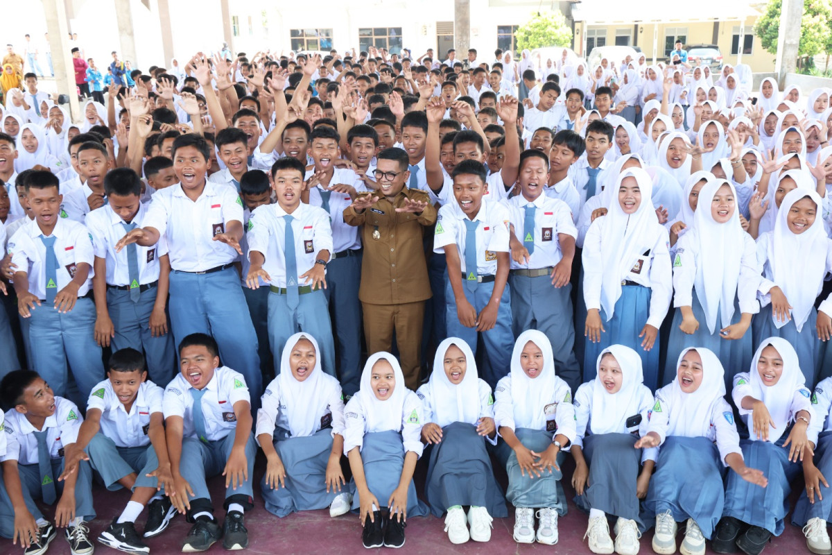 Siswa SMA di Provinsi Banten mengikuti kegiatan belajar mengajar setelah Program Sekolah Gratis resmi berjalan dan memperluas akses pendidikan di sekolah swasta.