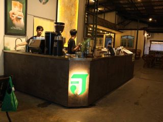 Suasana pengunjung menikmati racikan kopi klasik di Jabat Kopi, Karawaci, Kota Tangerang. Kedai ini dikenal konsisten mempertahankan cita rasa autentik kopi nusantara sejak 2015.